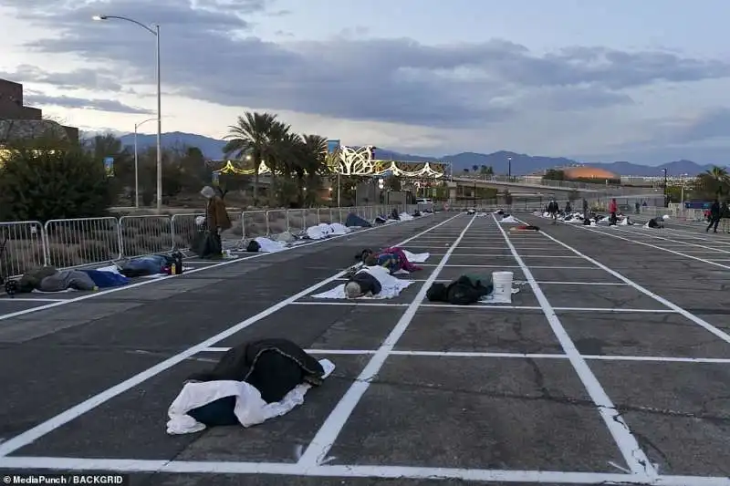 senzatetto fatti dormire in un parcheggio a las vegas