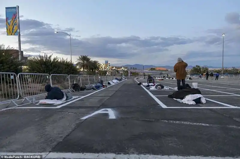 senzatetto fatti dormire in un parcheggio a las vegas 2