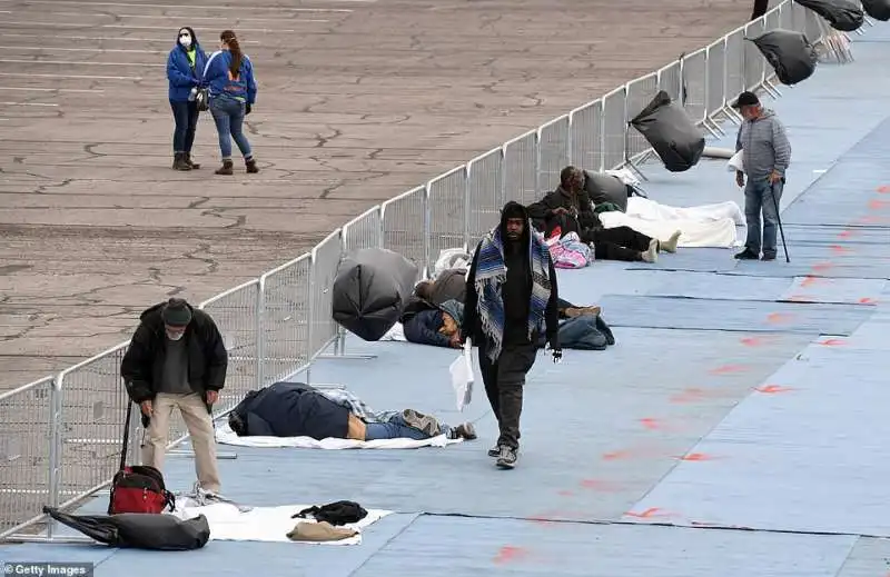 senzatetto fatti dormire in un parcheggio a las vegas 3