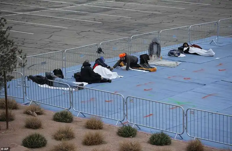 senzatetto fatti dormire in un parcheggio a las vegas 4