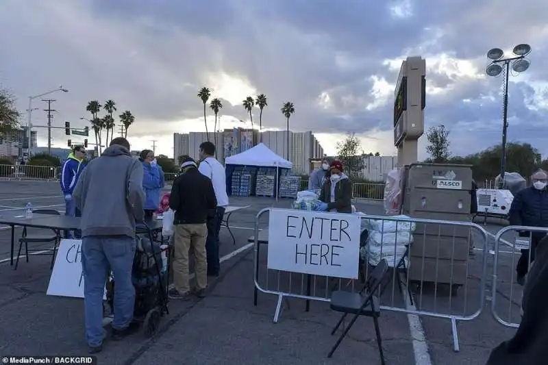 senzatetto fatti dormire in un parcheggio a las vegas 7