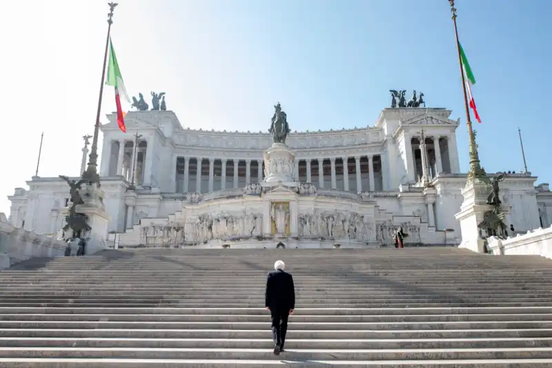 sergio mattarella da solo all'altare della patria per il 25 aprile