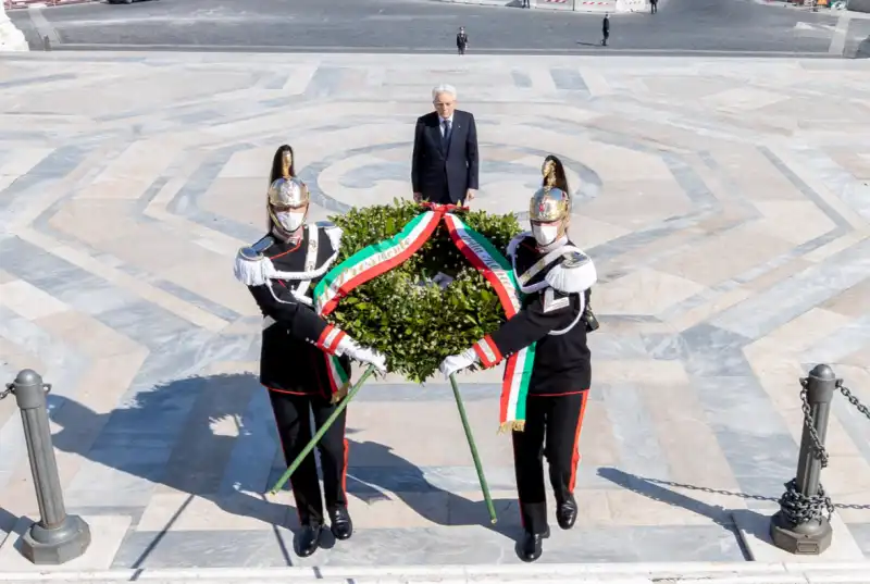 sergio mattarella e i corazzieri con la mascherina all'altare della patria per il 25 aprile 