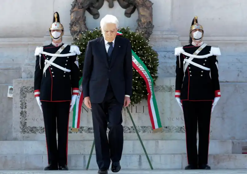 sergio mattarella e i corazzieri con la mascherina all'altare della patria per il 25 aprile  1