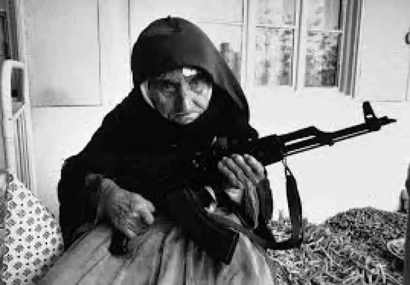 signora con kalashnikov