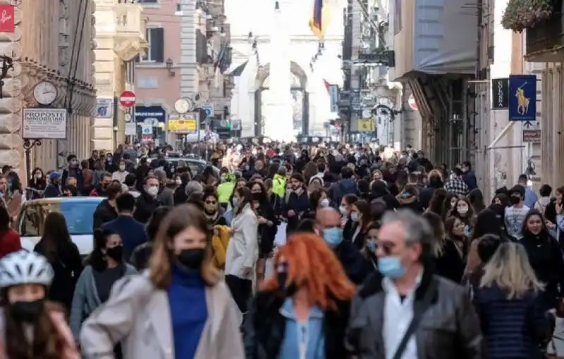 assembramenti a via del corso 