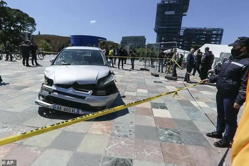 AUTO IN PIAZZA A TIRANA 2