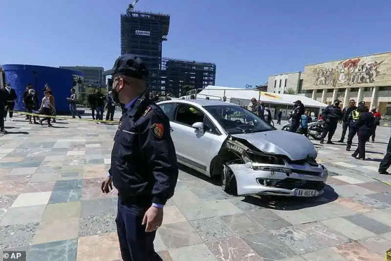 AUTO IN PIAZZA A TIRANA 3