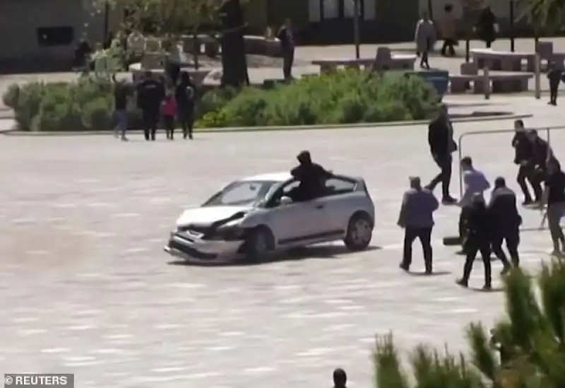 CALCIO VOLANTE AUTO IN PIAZZA A TIRANA