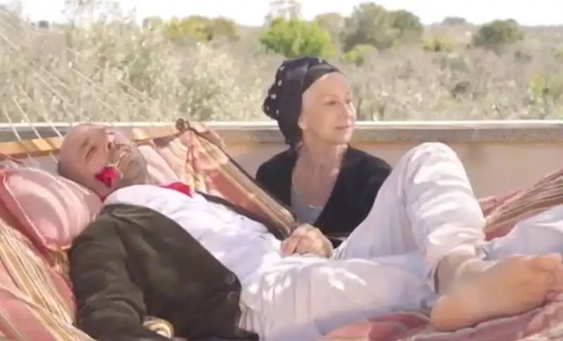 checco zalone ed helen mirren in 'la vacinada' 14