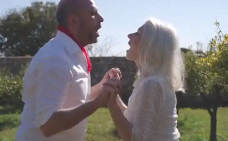 checco zalone ed helen mirren in 'la vacinada' 16