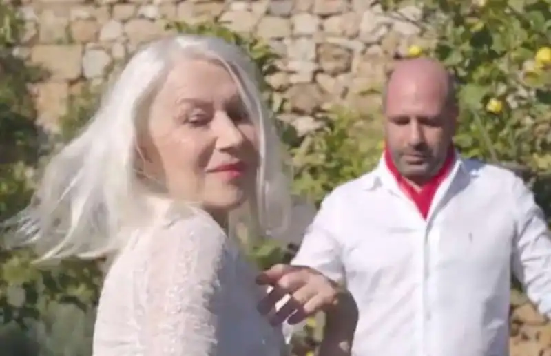 checco zalone ed helen mirren in 'la vacinada' 4