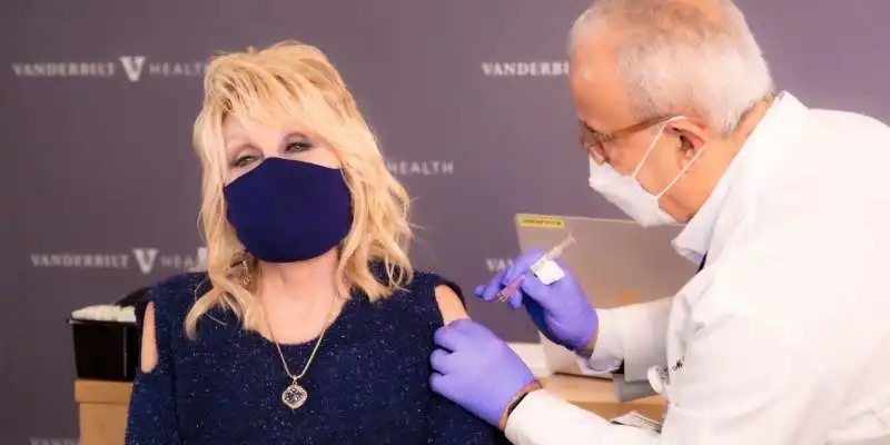 dolly parton e il vaccino contro il coronavirus