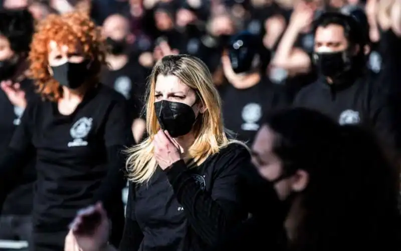 emma con i lavoratori dello spettacolo a piazza del popolo a roma