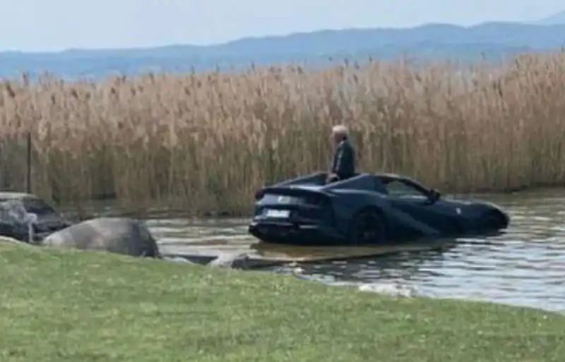 ferrari in acqua a sirmione 1