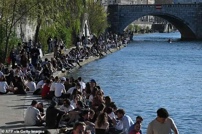 francesi sulle rive della senna in barba alle restrizioni per covid 