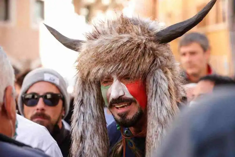 HERMES FERRARI LO SCIAMANO DI PIAZZA MONTECITORIO   