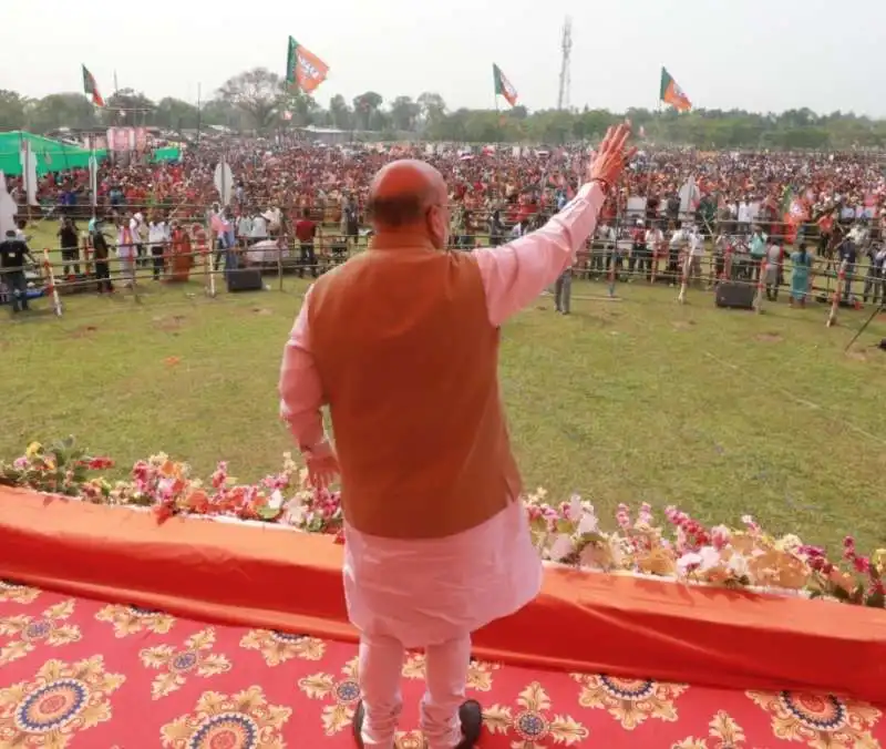 il premier modi durante un comizio