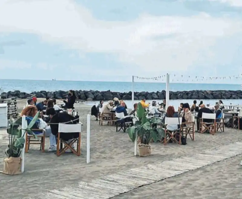 ITALIA IN ZONA GIALLA - TUTTI A PRANZO FUORI