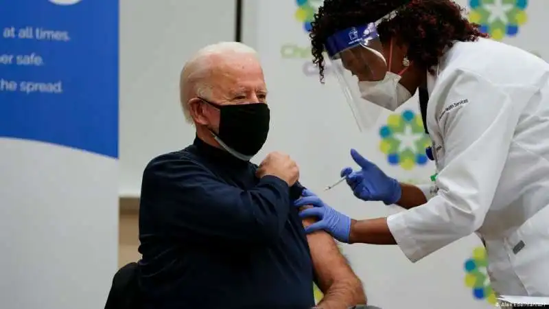 joe biden e il vaccino  contro il coronavirus5