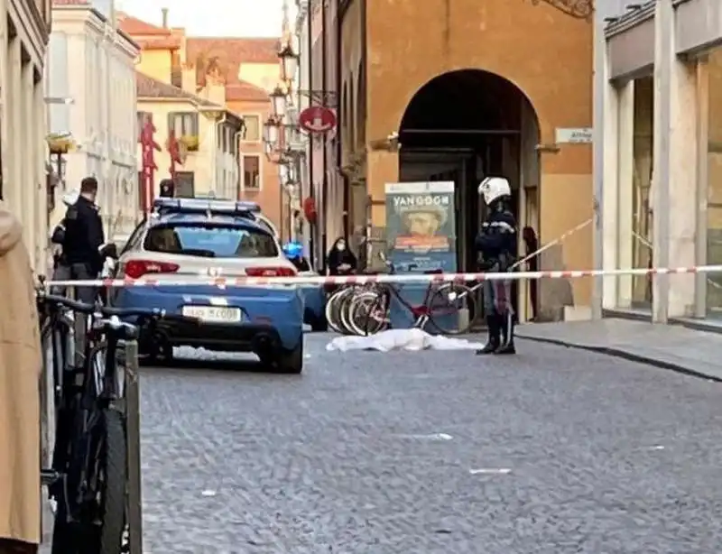 l intervento della polizia in via altinate padova dopo il suicidio di francesco samele acquaviva