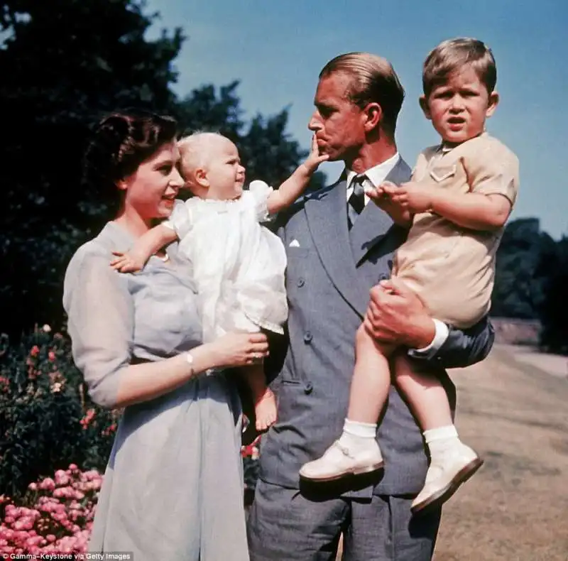 la regina elisabetta, principe filippo con carlo e anno nel 1951