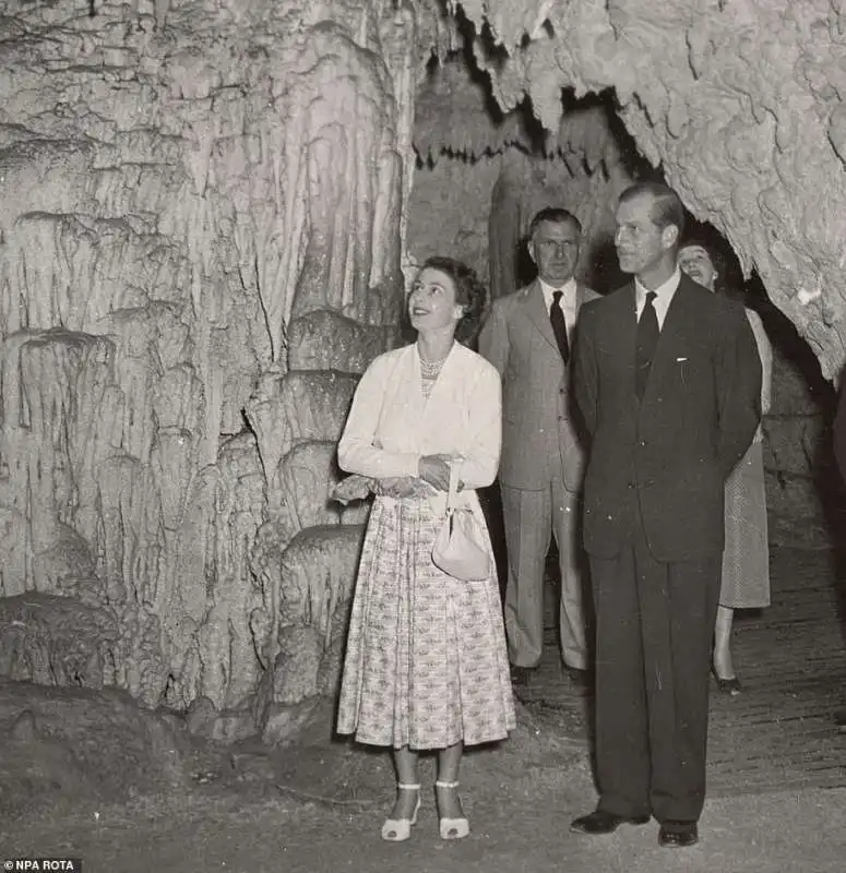 La regina in visita alle grotte di Waitomo, nuova zelanda, 1953