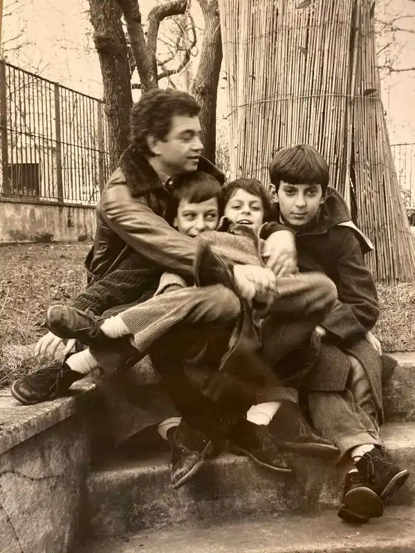 mario calabresi con i fratelli paolo e luigi, insieme a tonino milite 