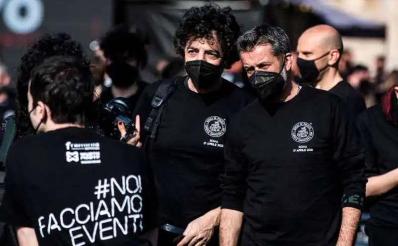 max gazze daniele silvestri con i lavoratori dello spettacolo a piazza del popolo a roma