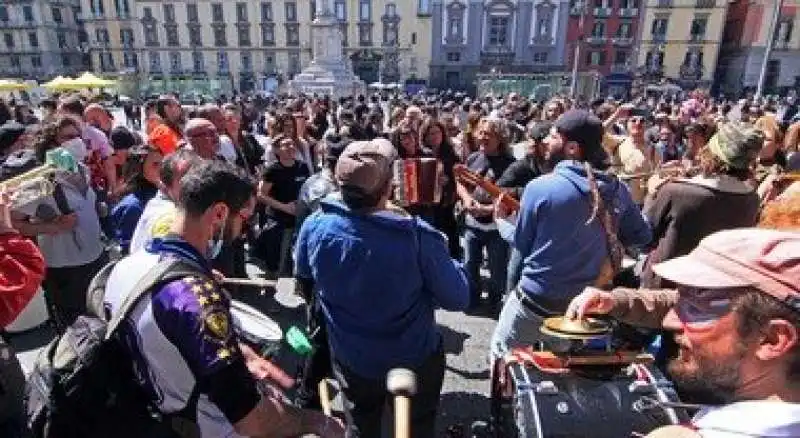 NAPOLI - APERITIVI E TAMMURIATE NEL GIORNO DELLA FESTA DELLA LIBERAZIONE