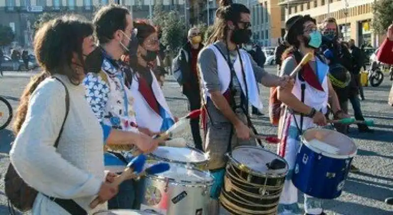 NAPOLI - APERITIVI E TAMMURIATE NEL GIORNO DELLA FESTA DELLA LIBERAZIONE 