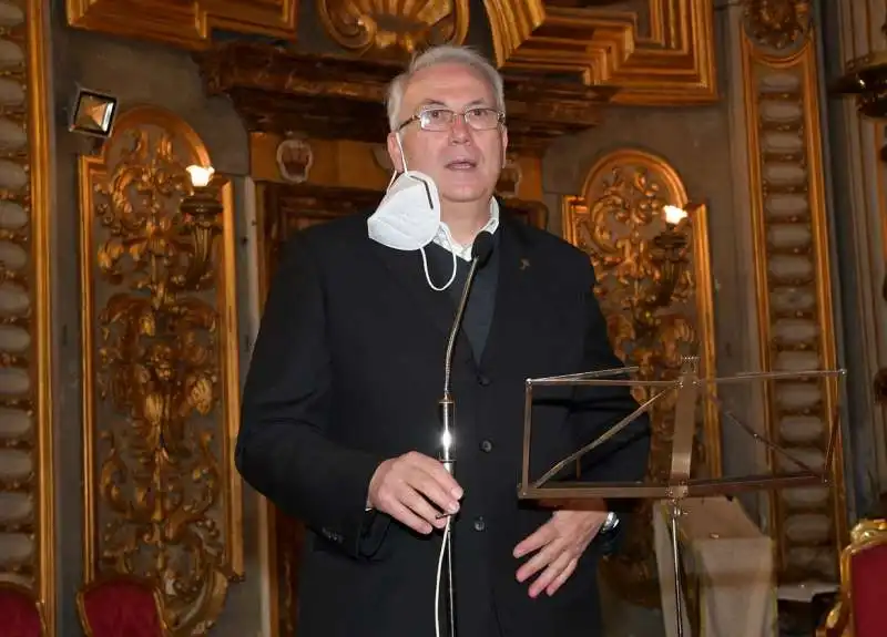 padre vincenzo d adamo rettore della chiesa di sant ignazio di lojola    foto di bacco