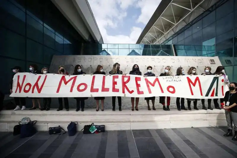 protesta dei lavoratori alitalia a fiumicino