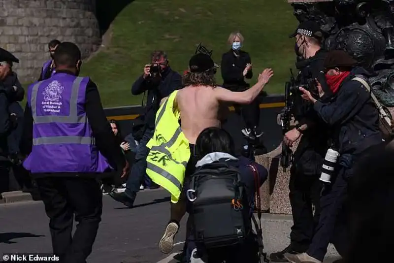 protesta in topless durante il funerale del principe filippo 3