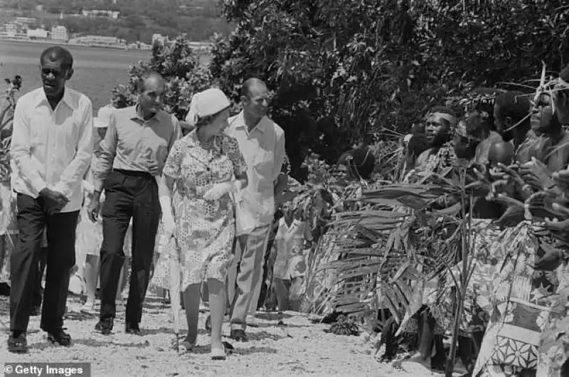 regina elisabetta e principe filippo in visita alla tribu' vanuatu