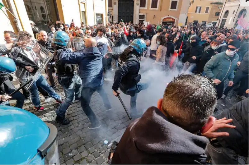 scontri tra ristoratori e polizia davanti montecitorio 15