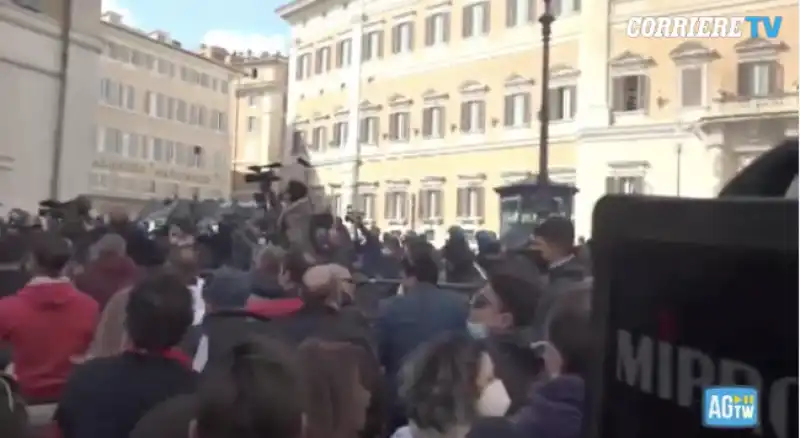 scontri tra ristoratori e polizia davanti montecitorio 21