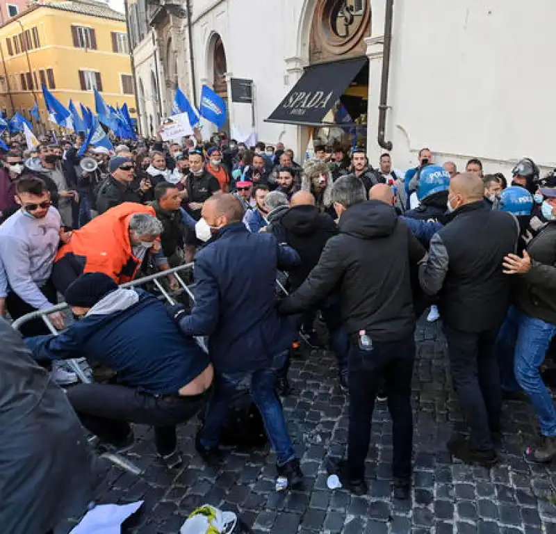 scontri tra ristoratori e polizia davanti montecitorio. 44