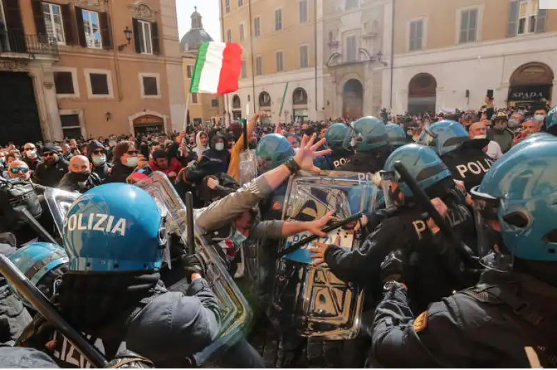 scontri tra ristoratori e polizia davanti montecitorio 7