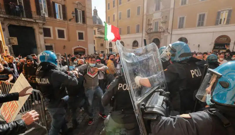 scontri tra ristoratori e polizia davanti montecitorio 9