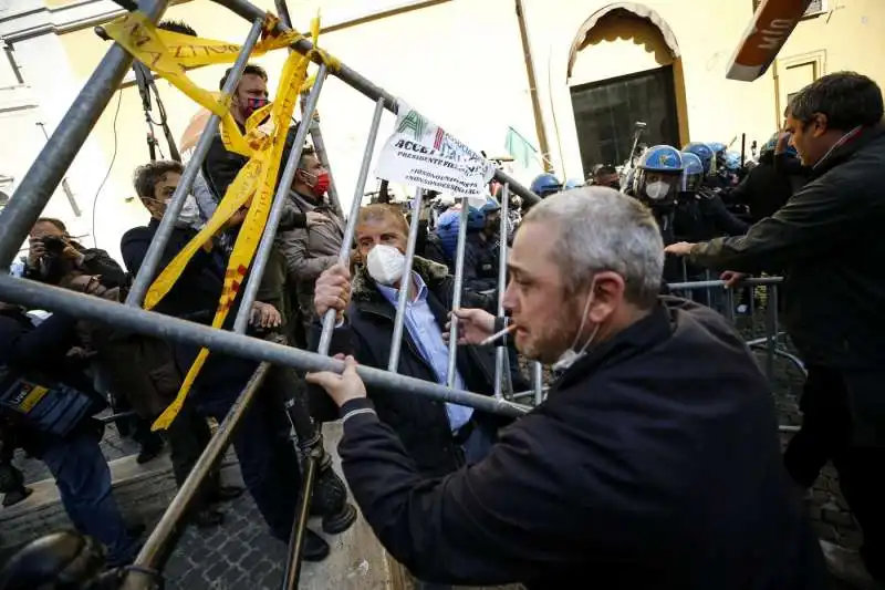 tensioni a montecitorio  alla protesta dei ristoratori e partite iva 5