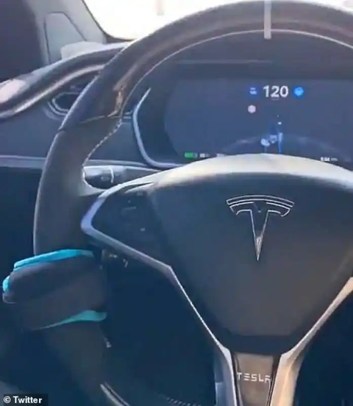 Un braccialetto per ingannare la Tesla