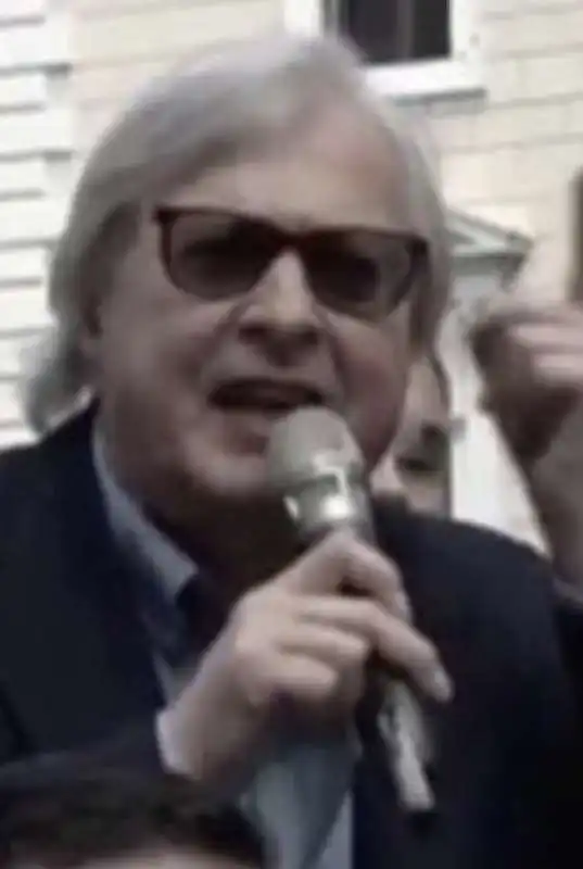 vittorio sgarbi alla manifestazione contro le chiusure a montecitorio 1