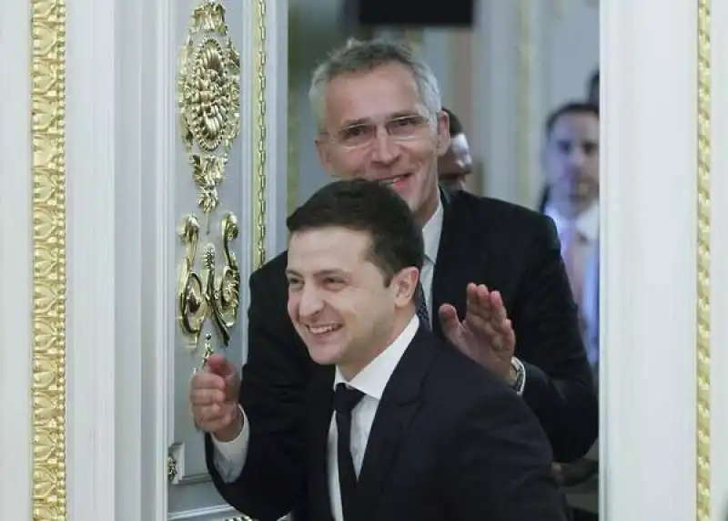 volodymyr zelensky e jens stoltenberg 6