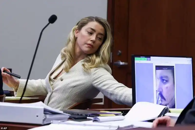 Amber Heard durante la testimonianza di Depp 2