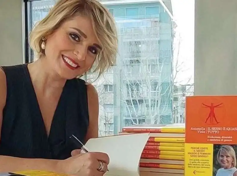 ANTONELLA VIOLA CON IL SUO LIBRO