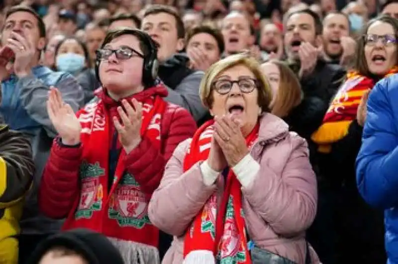 applausi dei tifosi del liverpool per cristiano ronaldo 6