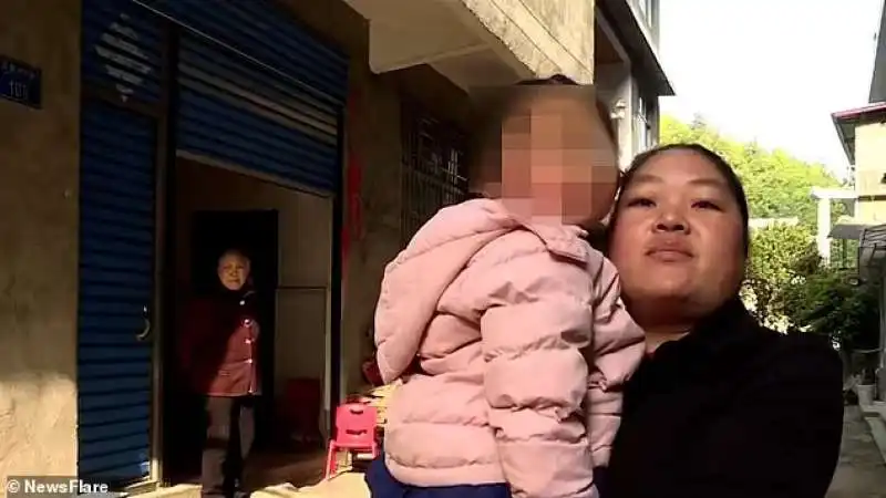 Bambina rapita da scimmia in Cina 5