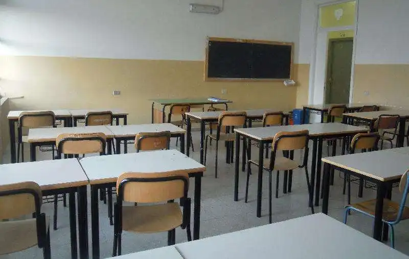 banchi vuoti a scuola 4