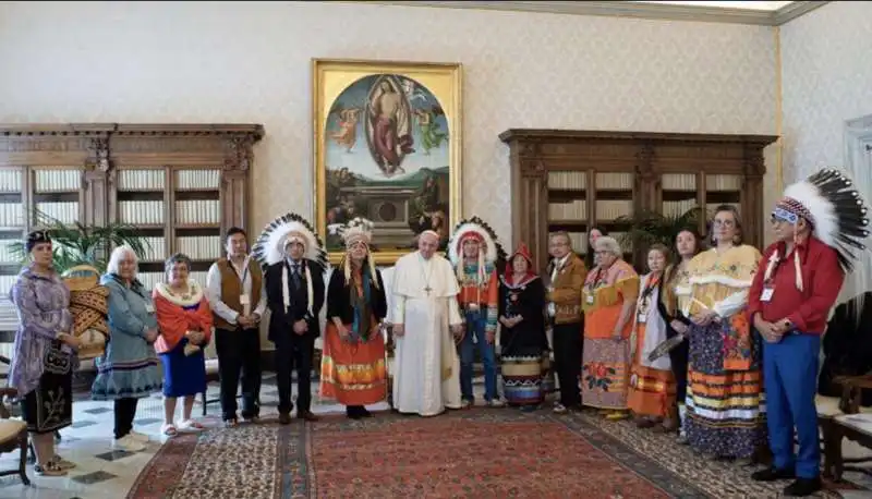 bergoglio con i nativi canadesi 